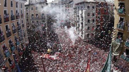 pie de foto Lanzamiento del tradicional chupinazo con el que han dado comienzo las fiestas de San Fermín 2019, este sábado en la Plaza del Ayuntamiento de Pamplona. EFE/Jesús Diges