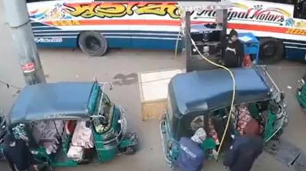 Mototaxi explota cuando estaba cargando en bomba de gasolinera