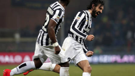 Andrea Pirlo corre, junto a Kwadwo Asamoah, celebrando su golazo ante Génova.