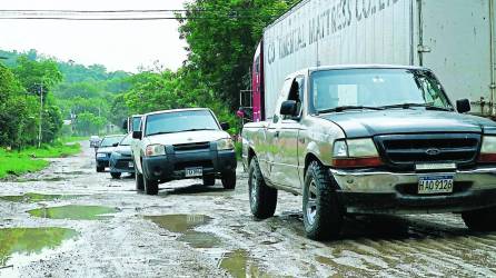 Esta es la realidad de la carretera que transitan todos los días los habitantes de la zona de Jucutuma para salir a trabajar y regresar a sus casas. Fotos: Amílcar Izaguirre