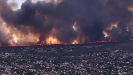 Video: Incendio arrasa con edificios en Argentina