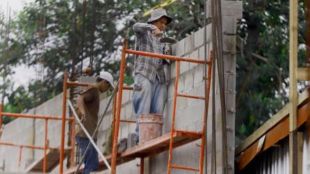 <b><span class=mln_uppercase_mln>PROYECTOS.</span></b> Albañiles trabajan en la construcción de viviendas de clase media en San Pedro Sula.