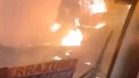 Autobús atraviesa incendio lleno de pasajeros