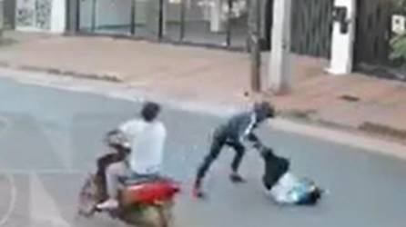 VIDEO: Mujer no se deja asaltar y ladrones la arrastran por la calle