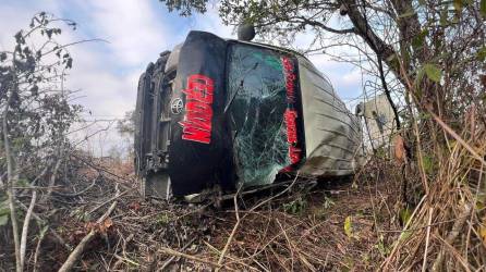 Así quedó el bus rapidito que se accidentó este sábado en Lepaera, Lempira (Honduras).