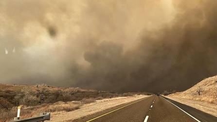 Los bomberos de Texas luchan contra un masivo incendio forestal que asola el norte del estado desde el lunes.