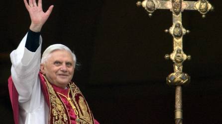 En esta foto de archivo tomada el 19 de abril de 2005, el alemán Joseph Ratzinger, el nuevo Papa Benedicto XVI, saluda a la multitud desde la ventana del balcón principal de la Basílica de San Pedro después de ser elegido el Papa número 265 de la Iglesia Católica Romana en la Ciudad del Vaticano