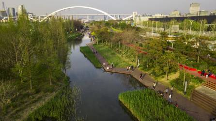 El Parque Houtan, un antiguo sitio industrial en Shanghai, tras ser transformado con vegetación y humedales.