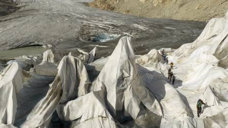 Lonas usadas en el glaciar del Ródano. El deshielo revela contaminación, volviendo negro al glaciar, atrayendo calor.