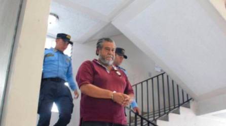 <b><span class=mln_uppercase_mln>Acusado.</span></b> Comisario de policía en condición de retiro Constantino Josué Zavala Laínez saliendo de los juzgados.<span class=mln_uppercase_mln> </span>