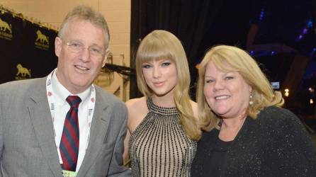 Taylor Swift en una foto de archivo con sus padres Scott y Andrea Swift.