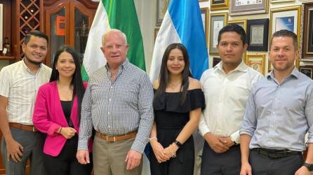 Cuatro becarios que pertenecen al equipo de trabajo de la Universidad fueron recibidos en el despacho de Presidencia de la UTH por los señores Roger D. Valladares y Roger E. Valladares antes de su partida a España.