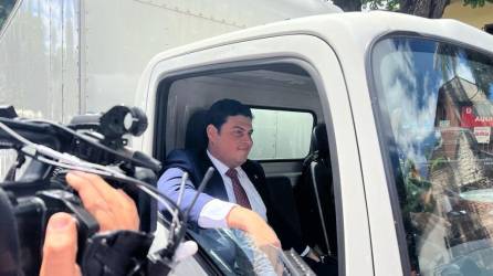 El director del Servicio de Administración de Rentas (SAR), Marlon Ochoa, llegó este miércoles a bordo de un camión cargado con cajas que contenían supuestas pruebas contra empresarios vinculados a la corrupción y narcotráfico.