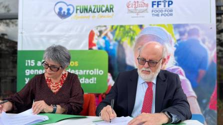 Linda Coello y Robert Vinelli firman el decimoquinto convenio de cooperación.