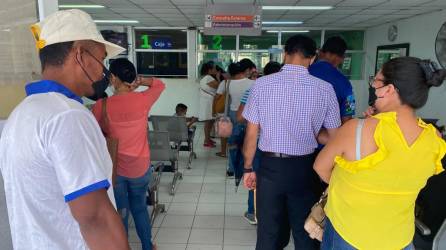 Pacientes haciendo fila en el hospital Atlántida | Fotografía de referencia