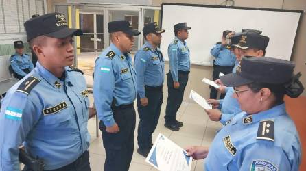 Momento en que los funcionarios policiales recibieron diplomas de acreditación del taller formativo en Santa Rosa de Copán.