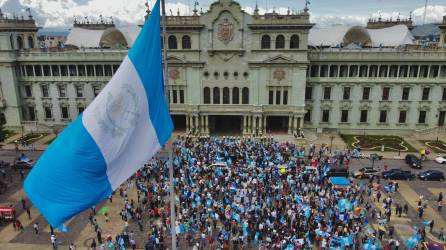 Fotografía aérea con un dron de ciudadanos en una protesta hoy, en la plaza central de Guatemala frente al Palacio Nacional de la Cultura en la Ciudad de Guatemala (Guatemala).
