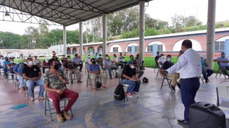 Unos 80 taxistas de Comayagua se capacitan con las medidas de bioseguridad.