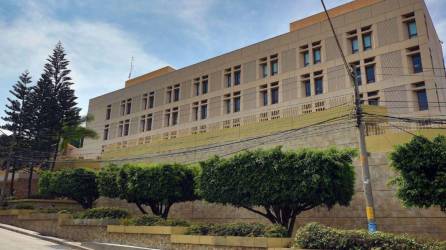 Fotografía muestra el edificio de la embajada de Estados Unidos en Tegucigalpa, Honduras.