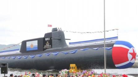 El líder norcoreano Kim Jong Un recientemente dio un submarino nuclear a la fuerza de seguridad naval de su país.