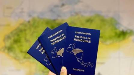 Fotografía muestra el pasaporte hondureño, el documento más solicitado en el consulado de Honduras en Miami, Florida, Estados Unidos.