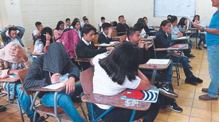 Fotografía muestra a alumnos de un colegio de Honduras durante un proceso de recuperación.