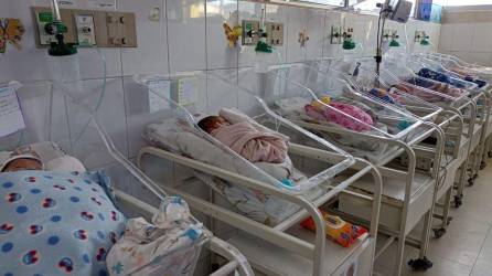 Bebés en la sala del Hospital Escuela.