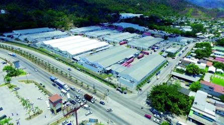 <b>En Choloma se concentra una gran parte de las maquilas, que mueven la economía de ese municipio. Foto: LA PRENSA.</b>