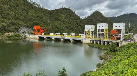 <b>Panorámica de la represa hidroeléctrica Patuca III, que aporta unos 100 megas.</b>