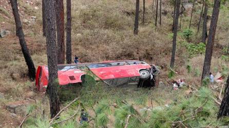 Así quedó el autobús accidentado la tarde de este jueves en Jacaleapa, El Paraíso.