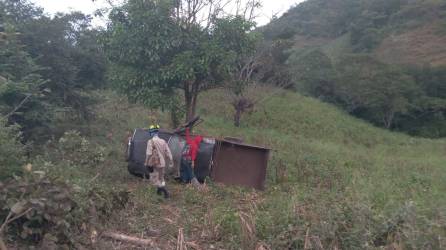 <b>El pick-up volcó en una hondonada al quedar sin frenos.</b>