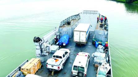<b>Ayuda humanitaria, clínicas móviles y equipos médicos siguen llegando a la isla de Roatán a través de los buques de las Fuerzas Armadas de Honduras.</b>