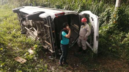 Elementos del Cuerpo de Bomberos auxiliaron a las heridas.