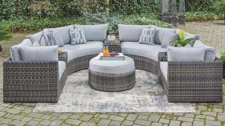 Los muebles con texturas naturales como el ratán y con tonos grisáceos evocan frescura y marcan pauta en la decoración de su patio.