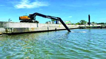 La Corporación Municipal pide parar construcción de un muelle privado y reanudar el dragado.