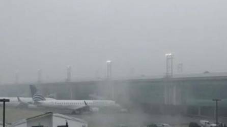 Vista de la densa niebla en el Aeropuerto Internacional La Aurora.