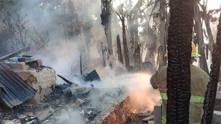 Así quedó la casa que fue consumida por las llamas en El Mogote.