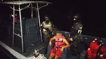 La Policía Militar de Honduras trasladaron a la salvadoreña al punto fronterizo de El Amatillo, dónde fue entregada a autoridades de El Salvador.