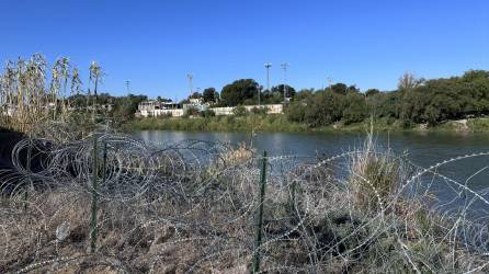 Vista del cercado de alambre de púas colocado a lo largo del río Bravo en México por Texas.