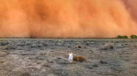 TOPSHOT - This handout photo taken on January 17, 2020 and received on January 20 courtesy of Marcia Macmillan shows a child running towards a dust storm in Mullengudgery in New South Wales. - Dust storms hit many parts of Australia's western New South Wales as a prolonged drought continues. (Photo by Handout / Courtesy of Marcia Macmillan / AFP) / RESTRICTED TO EDITORIAL USE - MANDATORY CREDIT 'AFP PHOTO / Courtesy of Marcia Macmillan' - NO MARKETING NO ADVERTISING CAMPAIGNS - DISTRIBUTED AS A SERVICE TO CLIENTS --- NO ARCHIVE ---