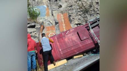 El bus de la ruta Tegucigalpa-Choluteca quedó destruido al impactar en el paredón. Las autoridades levantaron los cuerpos de las víctimas. En Olancho murió un bebé.