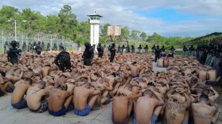 Reclusos hondureños sometidos por la Policía Militar en cárceles.