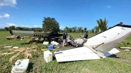 Agentes de la Atic inspeccionaron los restos de las avioneta que quedaron quemados. Hallaron tambos, luces, sacos, con lo que preparaban la llegada de la aeronave.