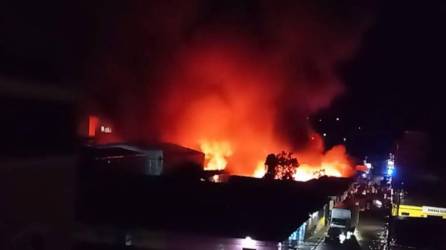 Fotografía del incendio en Barrio Abajo, La Esperanza, Honduras, que afectó a más de 12 negocios este viernes 27 de octubre de 2023.