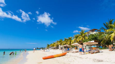 Arenas blancas, aguas turquesas y la calidez de los pobladores de la Islas de Roatán siguen cautivando a millones de turistas.