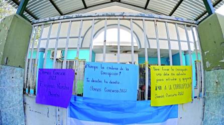 <b>La bandera de Honduras y rótulos colocados en el muro de la Departamental. Foto: Héctor Edú.</b>