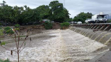 Las lluvias registradas en las últimas horas en San Pedro Sula ha provocado desbordamiento en los ríos.