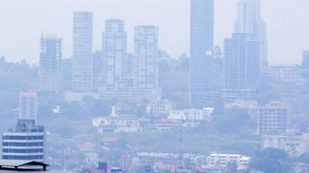 Varias ciudades de Honduras están envueltas por una densa capa de humo contaminante, producto de incendios forestales, quemas agrícolas, entre otros factores.