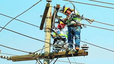 Cuadrillas de la Enee dan mantenimiento a la red en San Pedro Sula. Foto: Melvin Cubas.