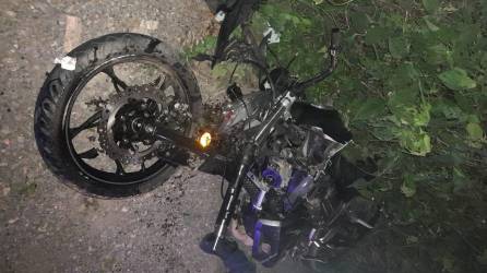 Las motocicletas en las que se conducían los ahora occisos, resultaron severamente dañadas.